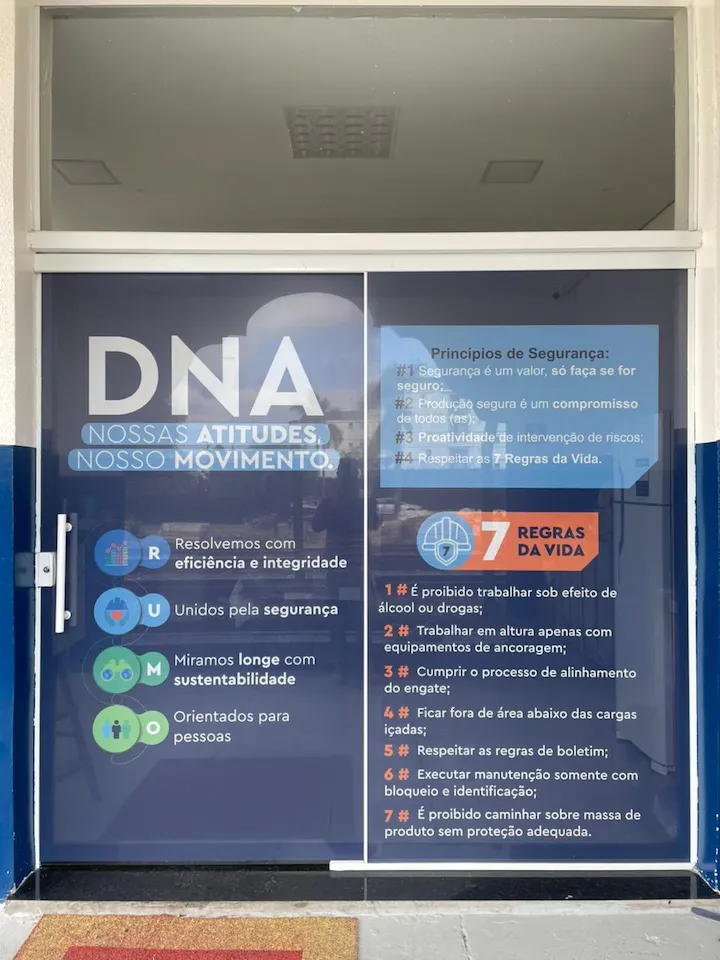 Adesivação de Vitrine